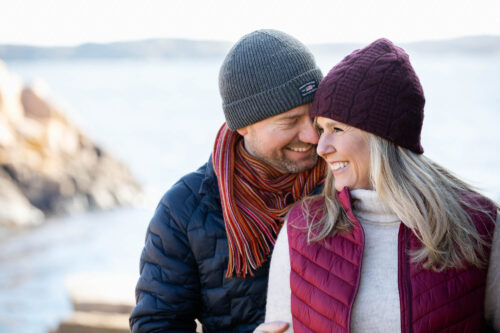 Tag en romantisk promenad på granitklipporna vid havet
